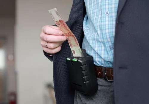 На фото – проверка купюры в «полевых условиях»